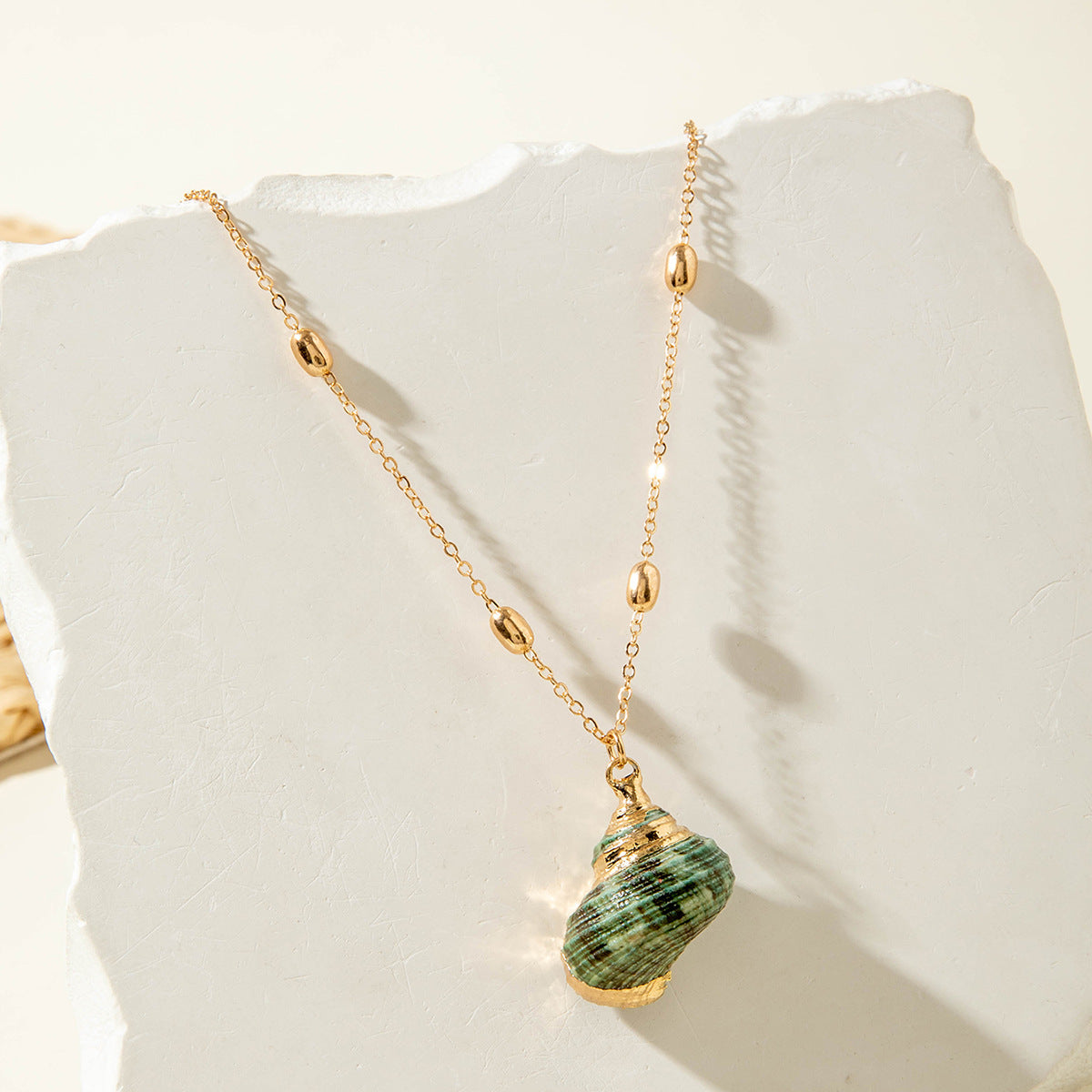 Wholesale Bohemian style gold-rimmed summer ocean conch shell necklace